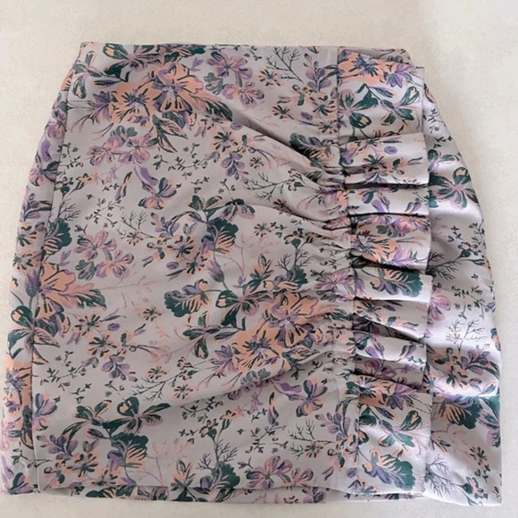 Zara/ Breathtaking brocade mini  skirt/ Gathered side/ Size US XS - Picture 5 of 15